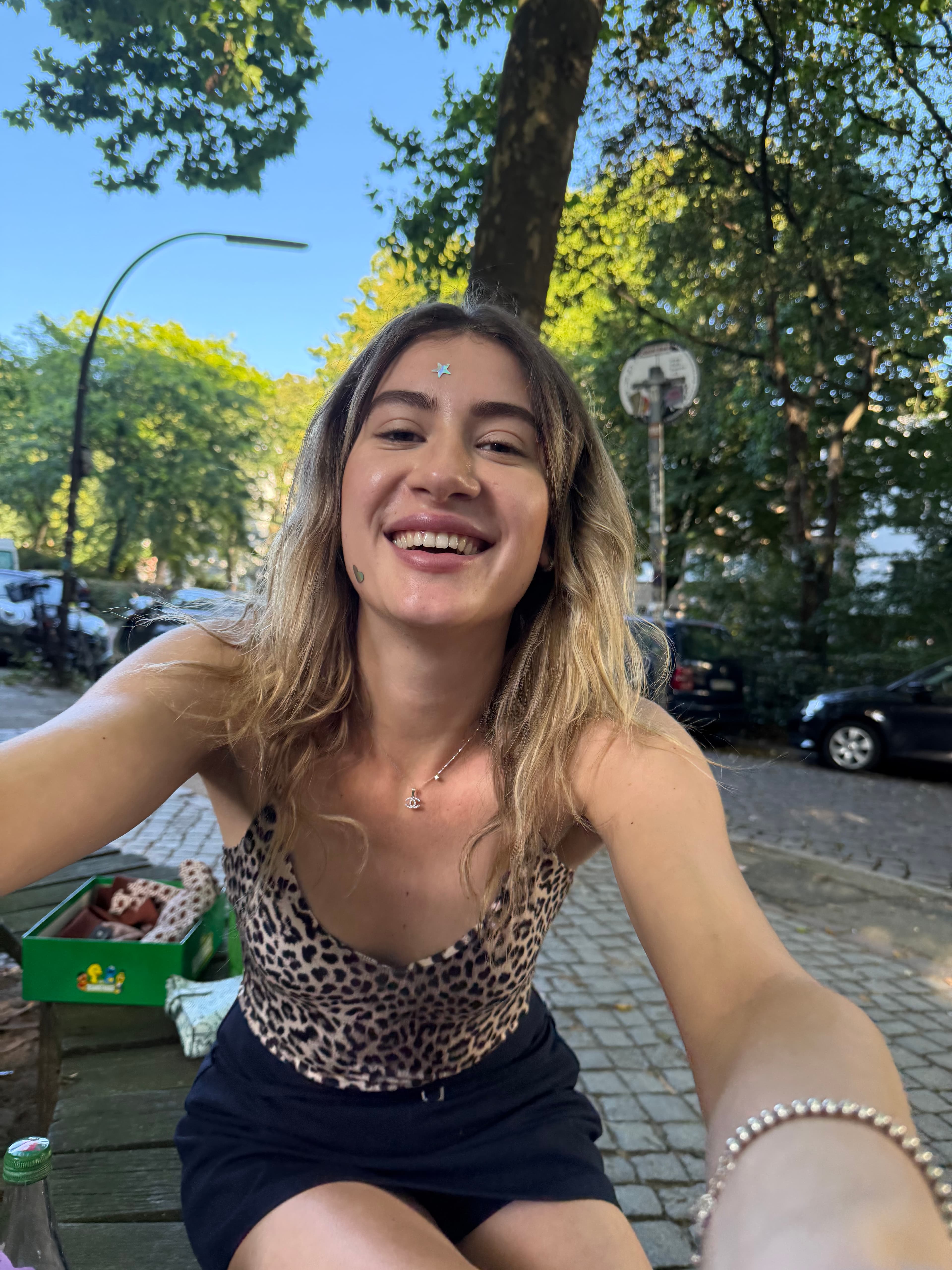 Innige Team-Szene in Hochformat.