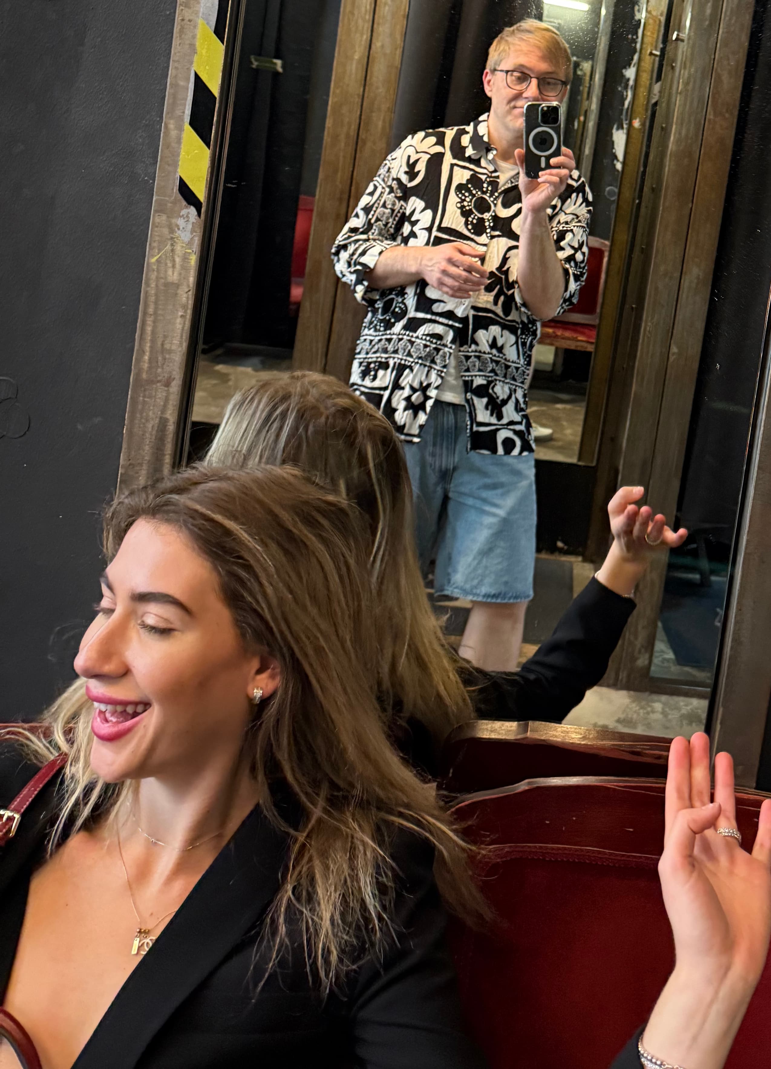 Humorvolle Team-Szene im Hochformat.