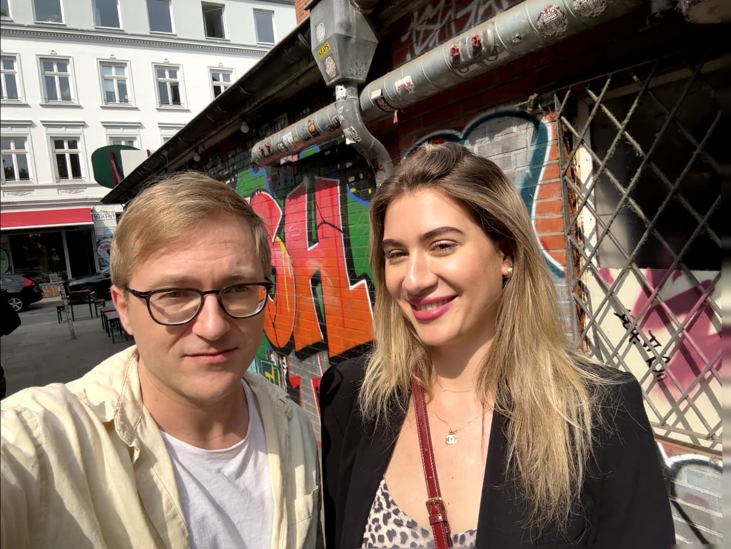 Teamfoto mit natürlicher Stimmung.