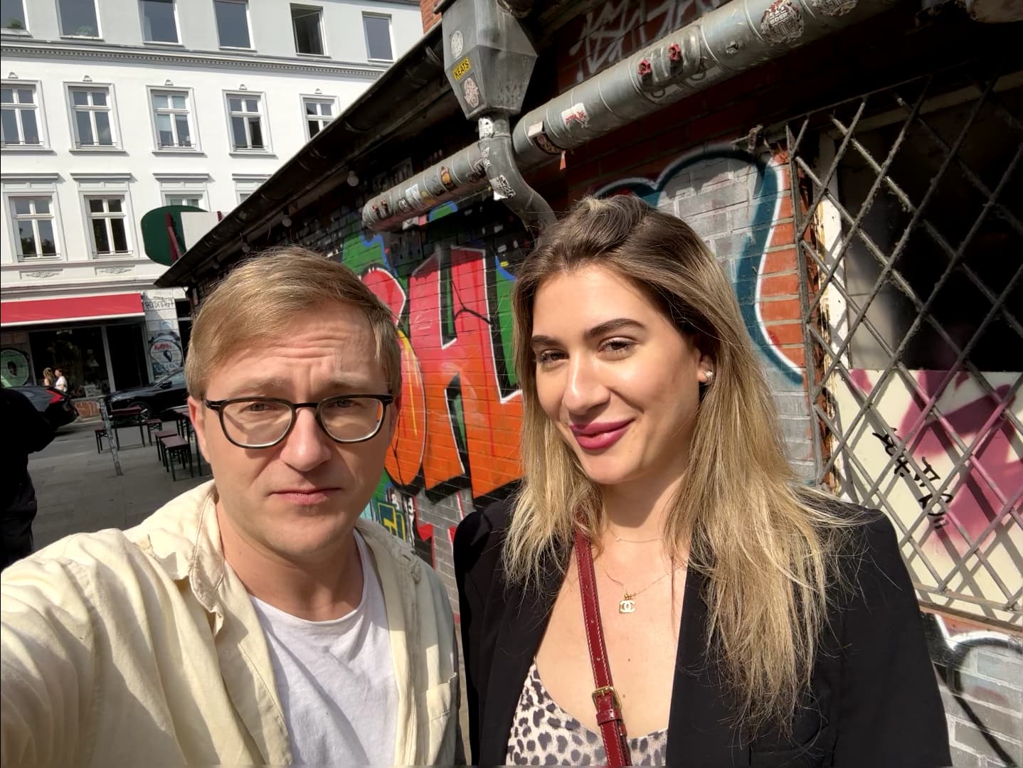 Teamfoto mit ruhiger, fokussierter Stimmung.